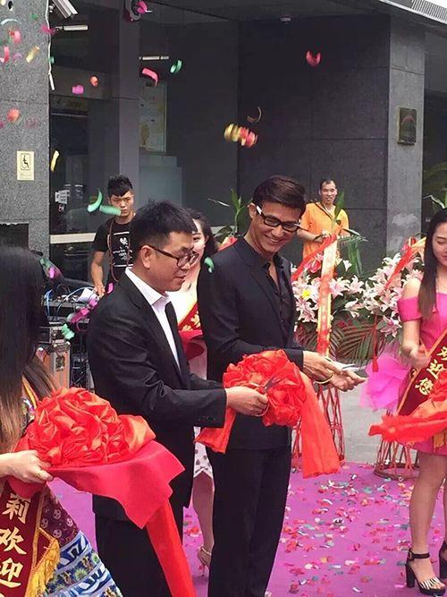 李子雄空降成都!港片“御用反派”这次不演大佬,改当医美体验官?