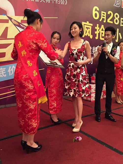 “马小玲”重出江湖?万绮雯临海建材签售现场被挤爆,姐的排面依然能打!