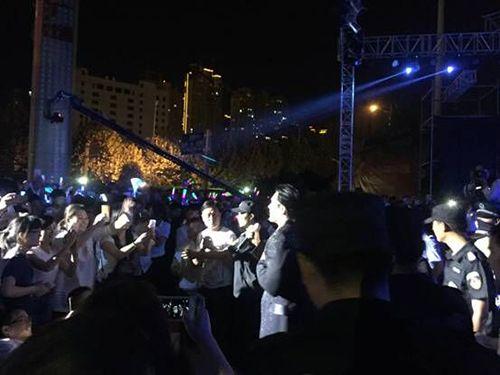 不老男神空降亳州!费翔用一曲《橄榄树》开启万达倒计时100天