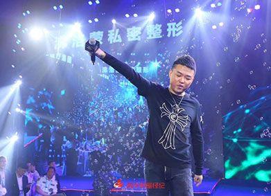 刘嘉亮空降杭州医美现场:经典金曲“炸场”,粉丝合唱泪目!