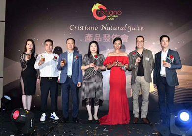 欧阳震华C位亮相健康饮品发布会,魔术秀炸裂全场,老戏骨变身全能艺人!