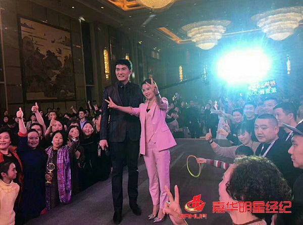 焦恩俊陈德容出席金钟伯乐品牌盛典送祝福